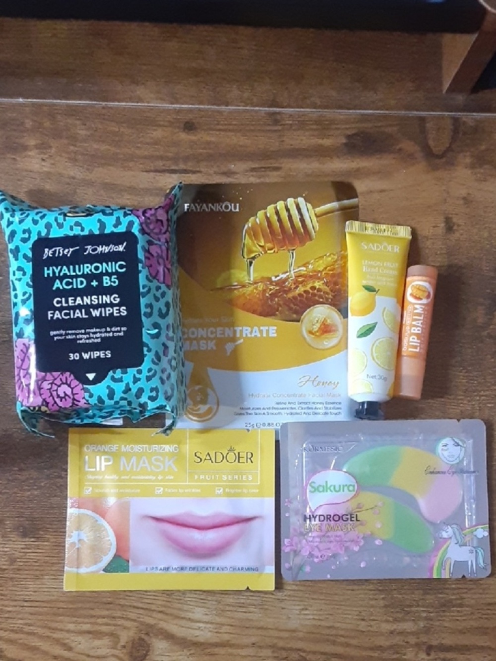 French Bull Cosmetic Bag, Betsey Johnson Facial Wipe, and 6 piece beauty bundle - Picture 2 of 12